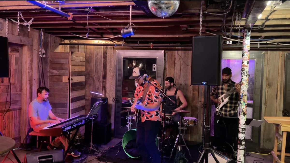 FREE Patio Show: Wrealist